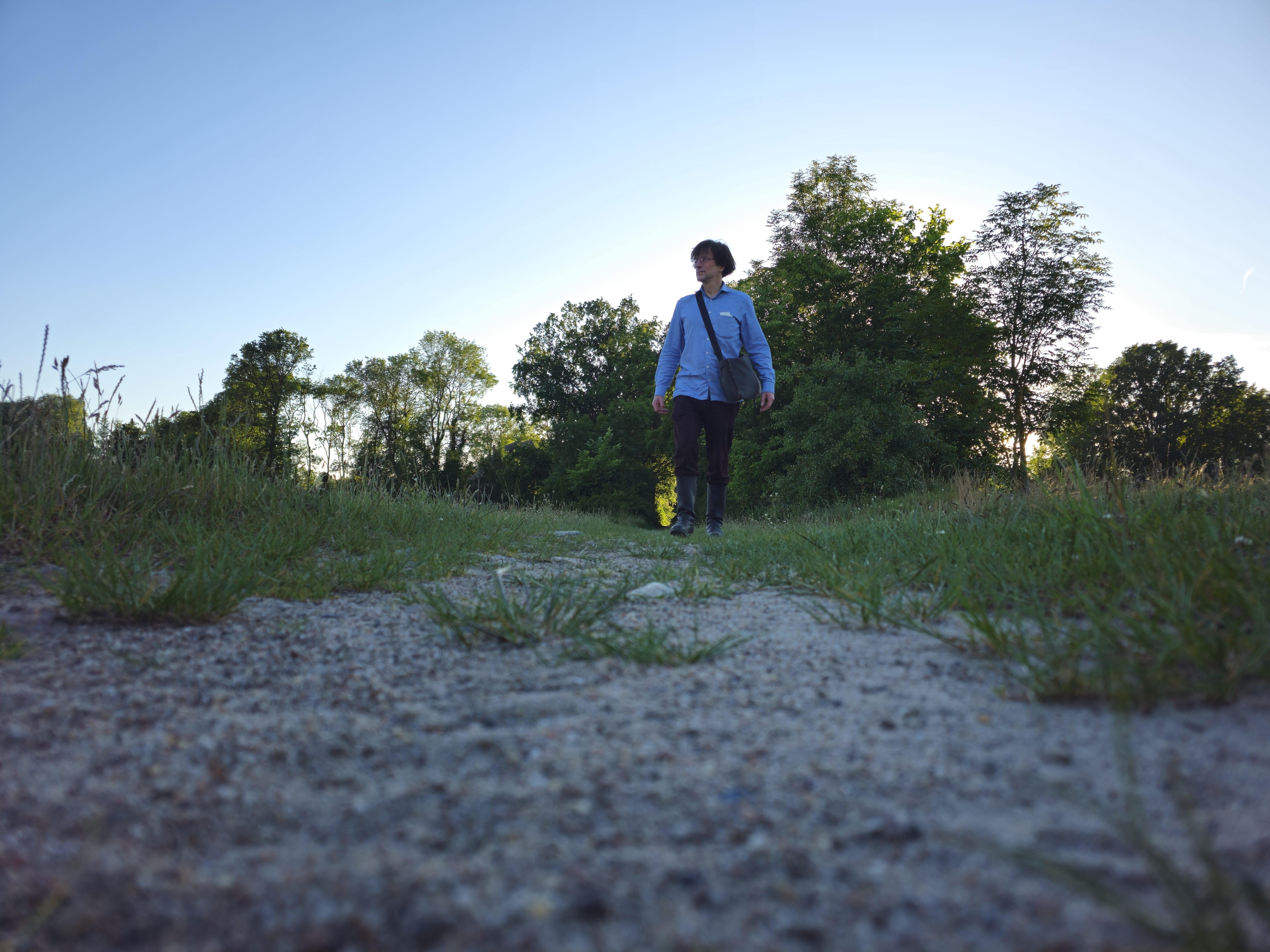 Dirk Walther am EU-Wahlsonntag auf einem Feldweg in Brandenburg