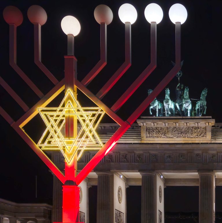 Chanukkaleuchter vor dem Brandenburger Tor bei Nacht