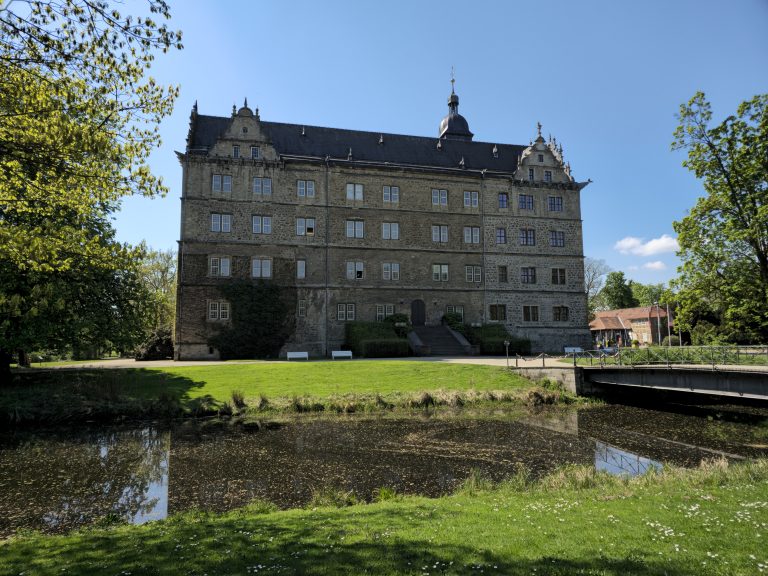 Die Wolfsburg im Frühjahr