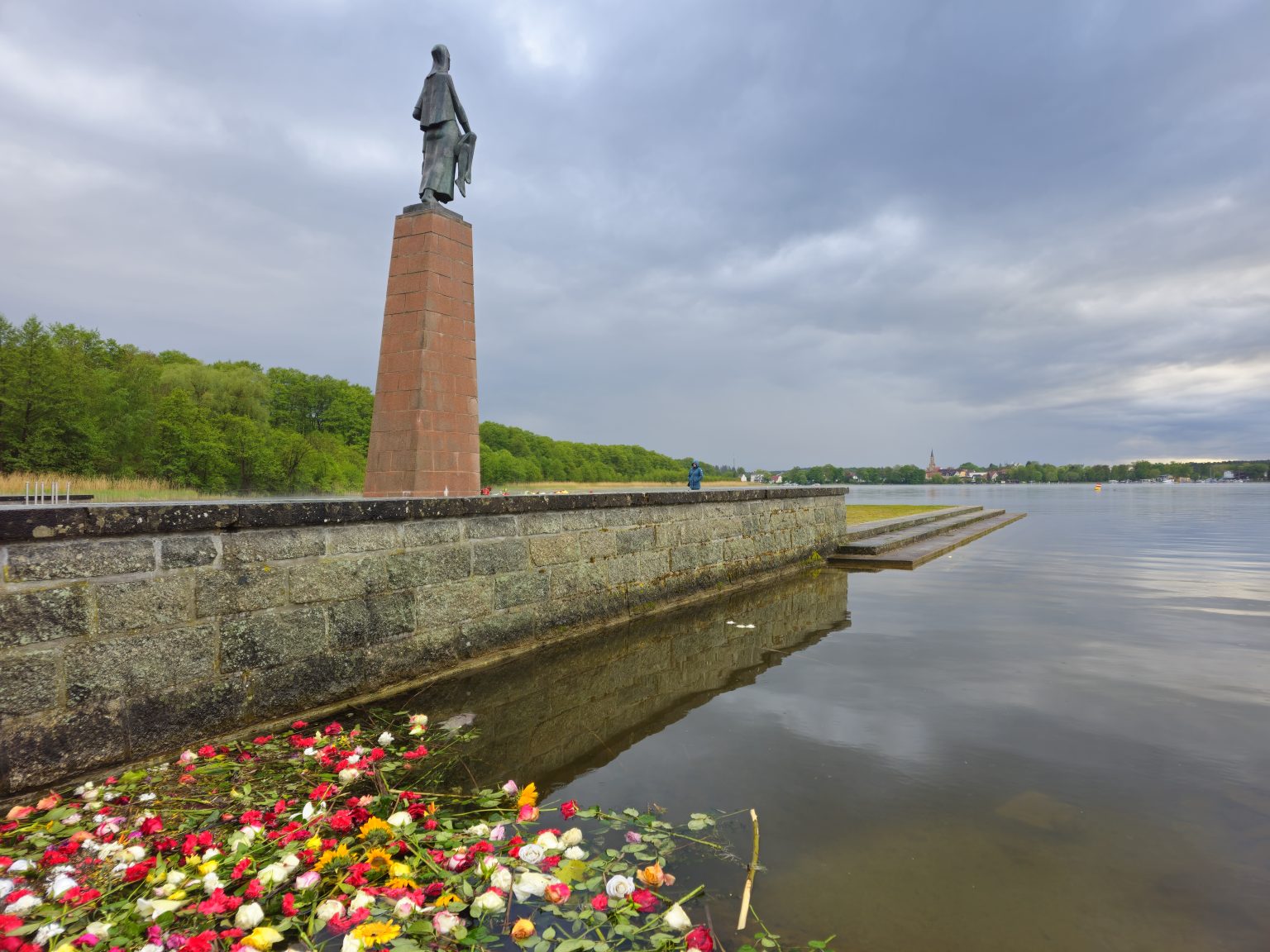 Konzentrationslager Ravensbrück. Die "Tragende" und Blumen der Gedenkfeier am 4.5.2025