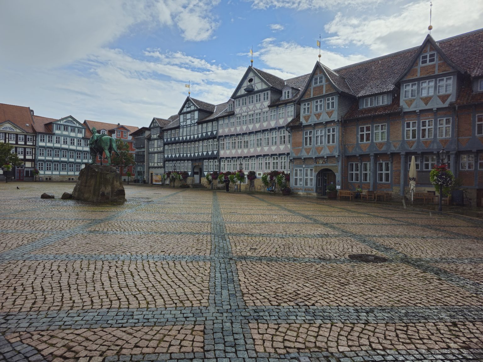 Marktplatz in Wolfenbüttel mit historischer Fachwerkbebauung
