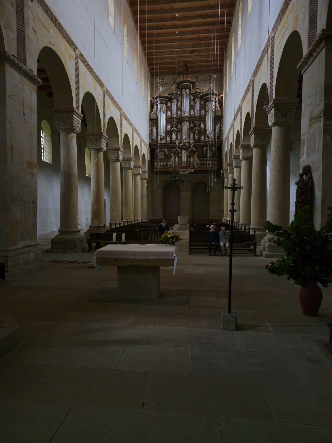 In der Klosterkirche Hamersleben nach Westen