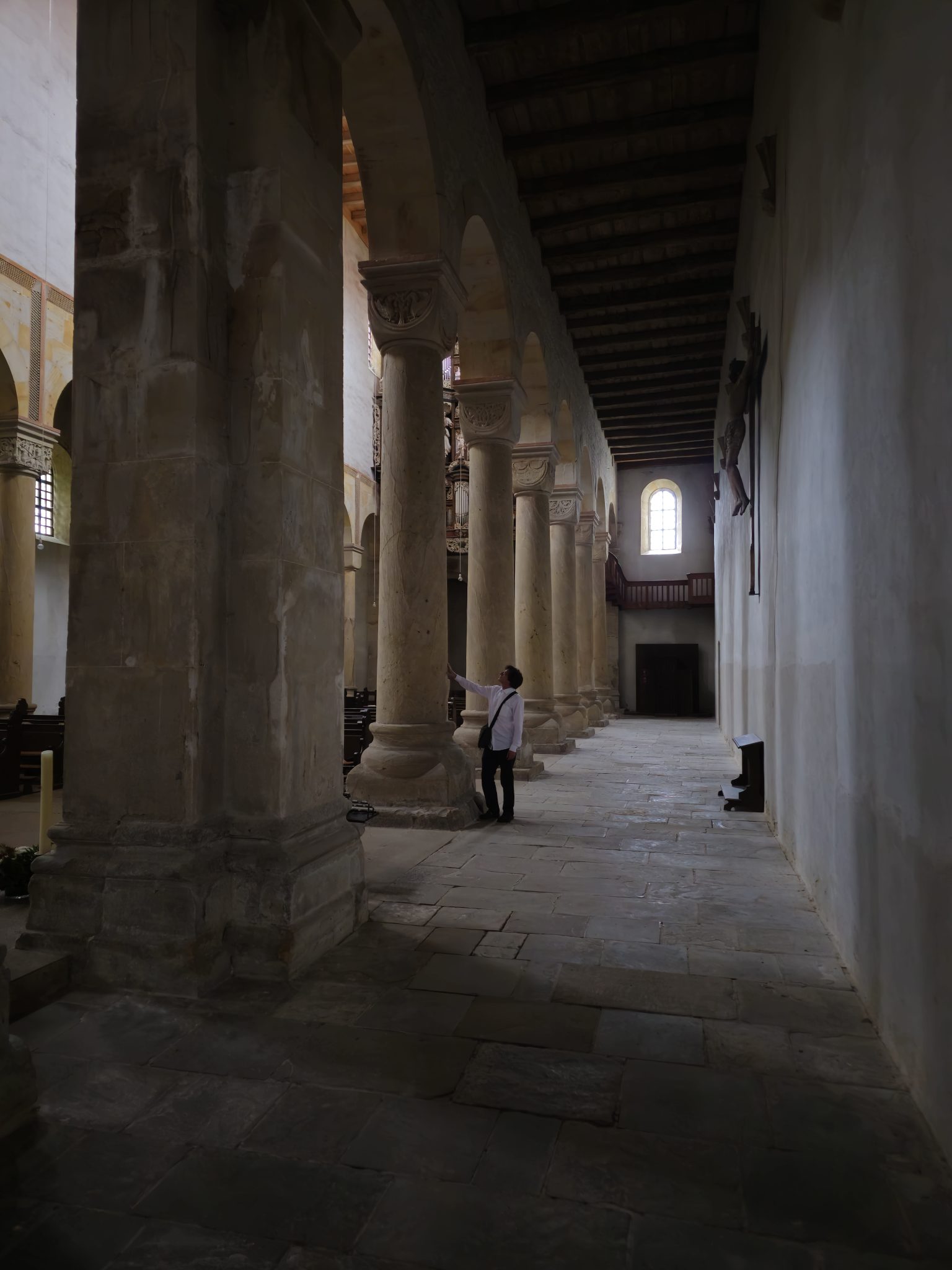 Dirk Walther in einer romanischen Klosterkirche