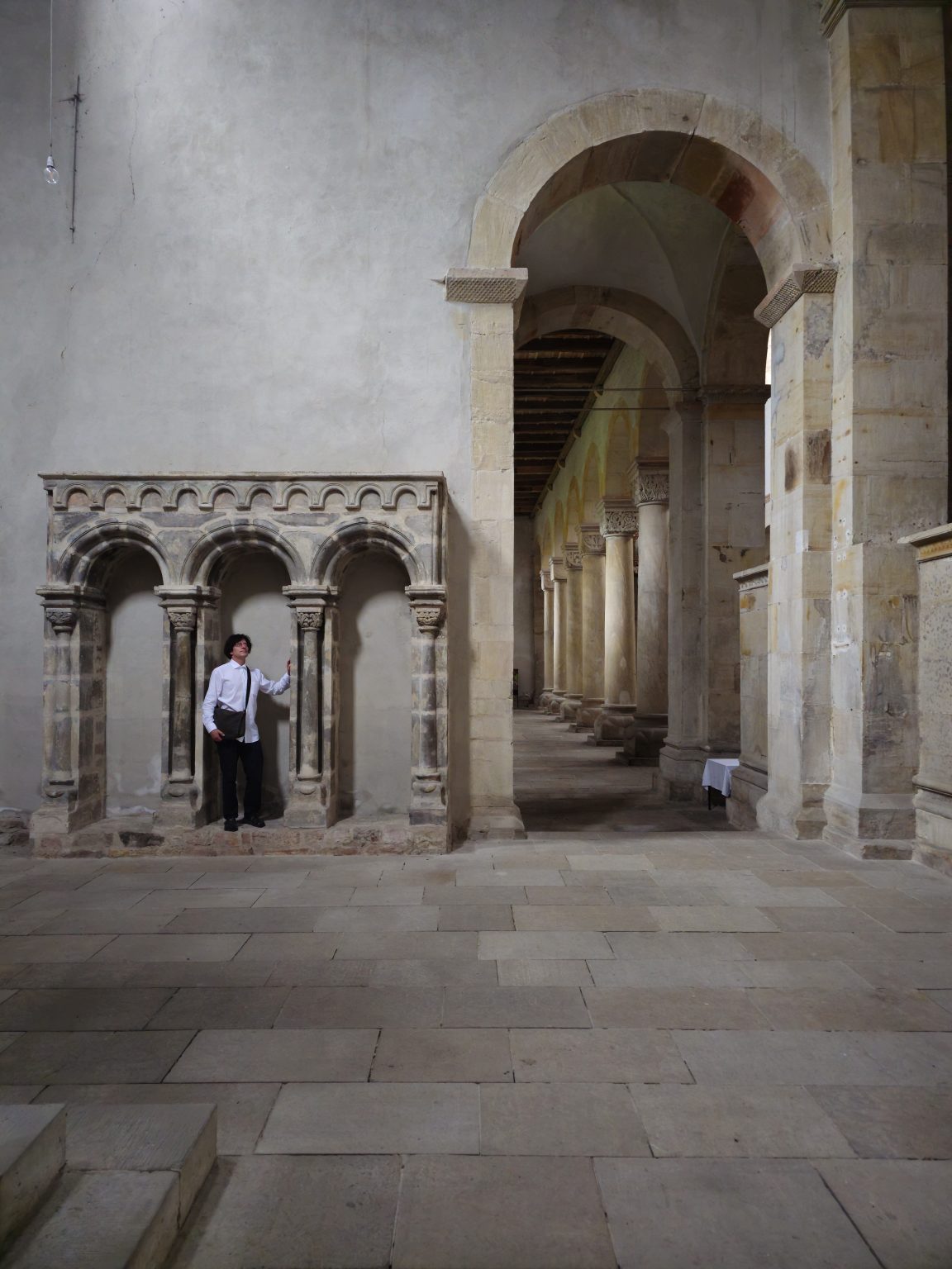 Dirk Walther im Querhaus einer romanischen Klosterkirche