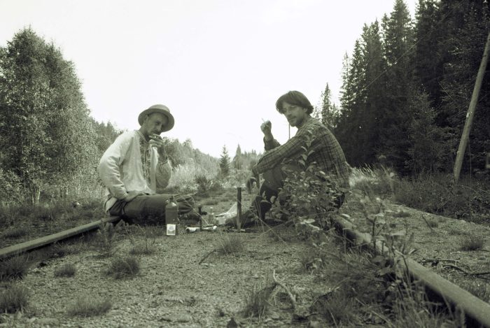 Dirk Walther auf Bahnschienen sitzend