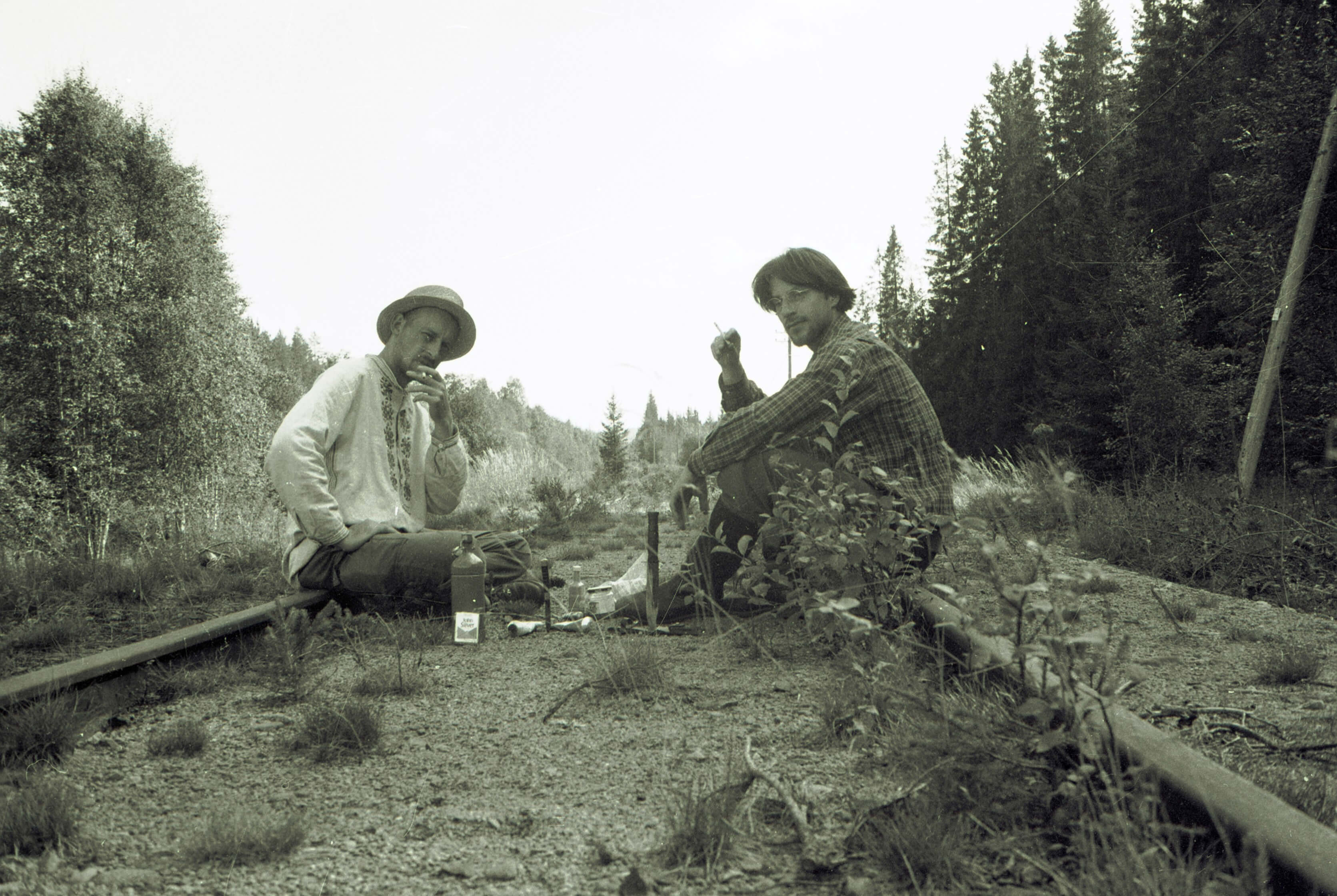 Dirk Walther auf Bahnschienen sitzend