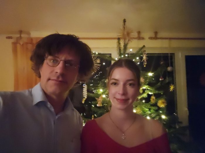 Dirk Walther vor einem Weihnachtsbaum
