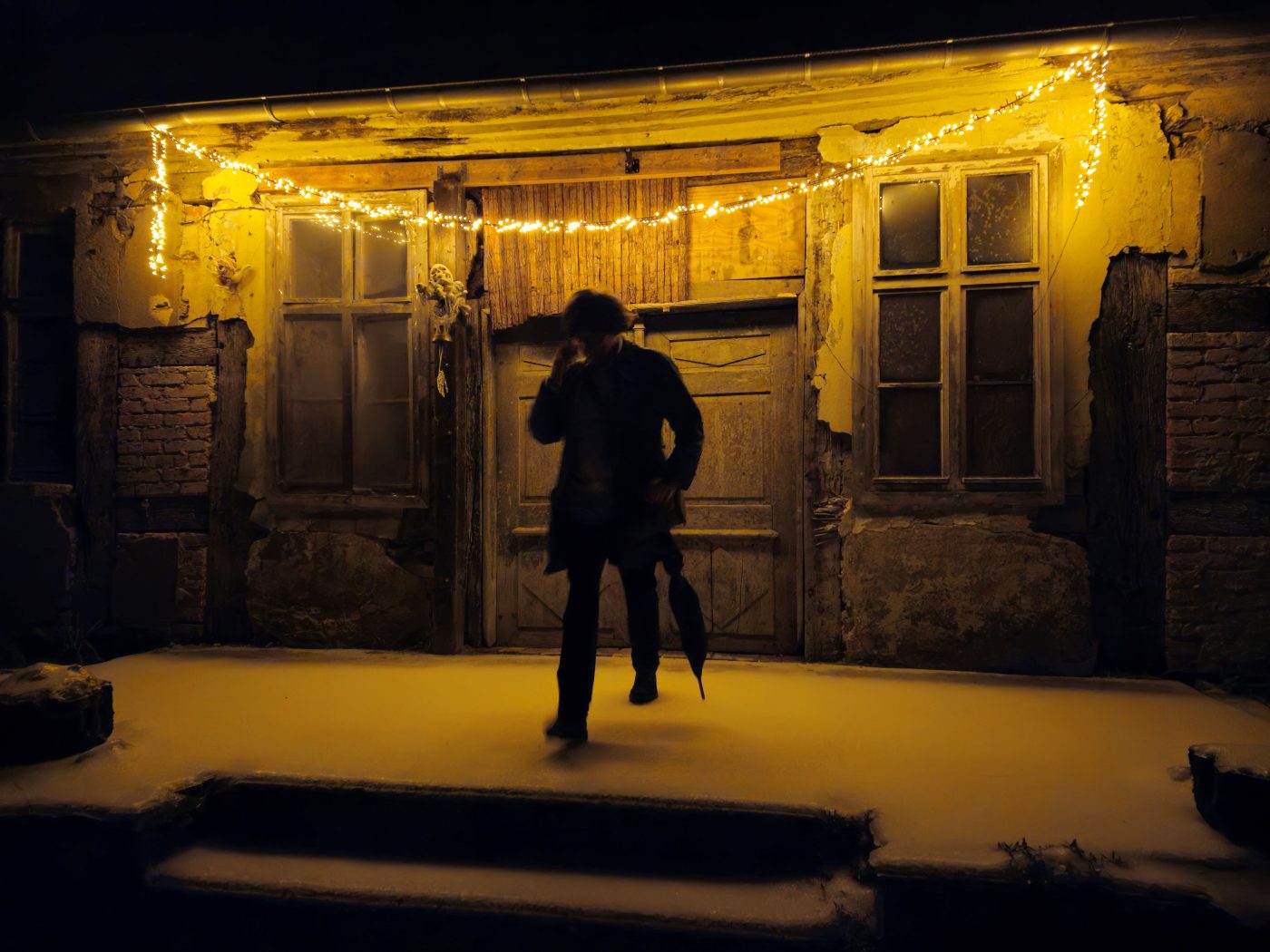 Dirk Walther vor einem Spukhaus